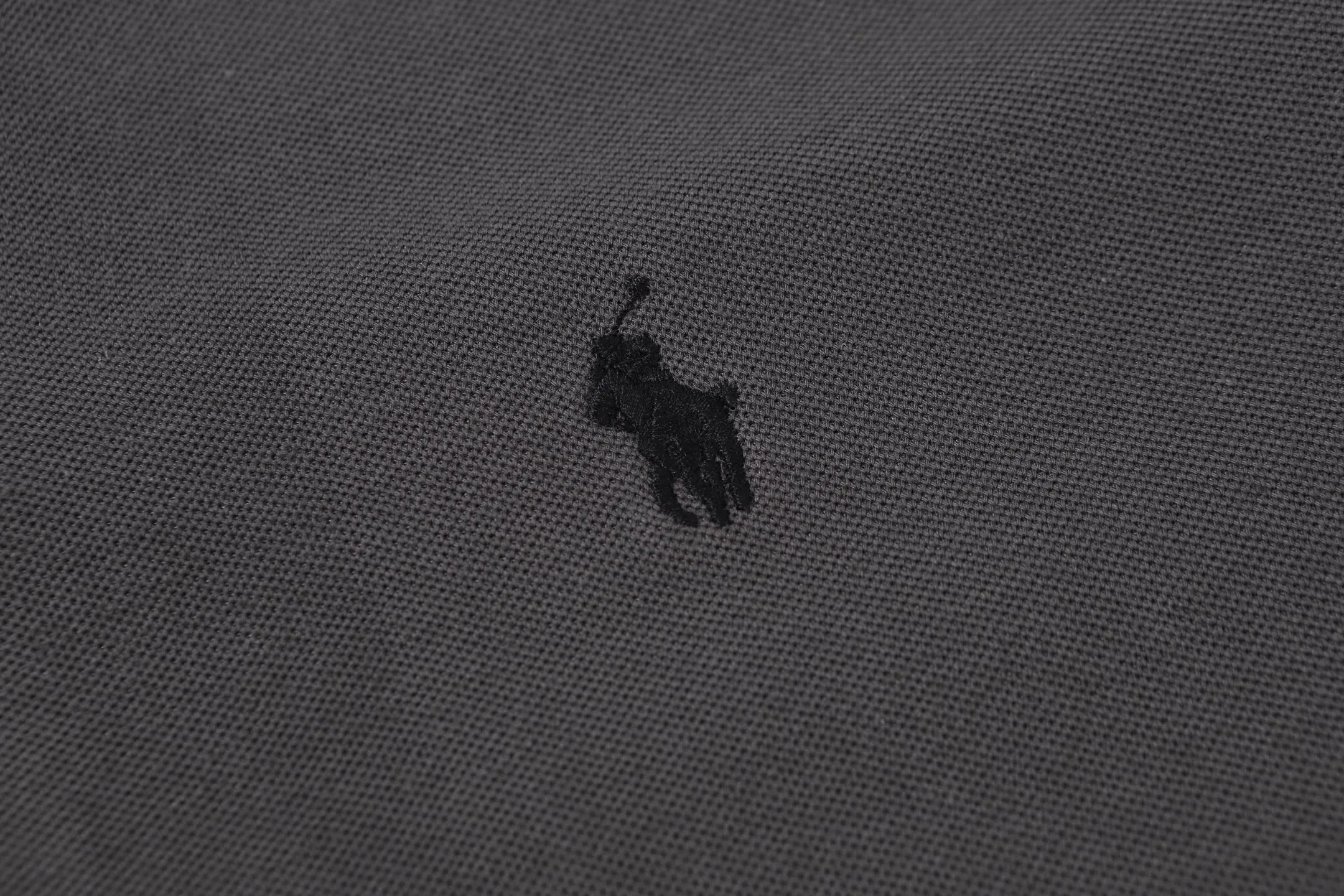 P146 Style No.: A013 [Ralph Lauren Classic Logo Embroidered Polo Shirt] ✅250g fine cotton pique fabric, custom-woven and dyed threads ✅Original stickers Scan the QR code to enter the official website ✅Large version, loose and stylish, can wear up to 210 pounds Color: Black White Navy Blue Sky Blue Dark Gray Floral Gray Size: S-XL